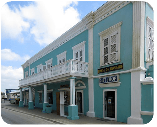 The main shopping street of Kaya Grandi houses some wonderful historical monuments. The main shopping street of Kaya Grandi houses some wonderful historical monuments.