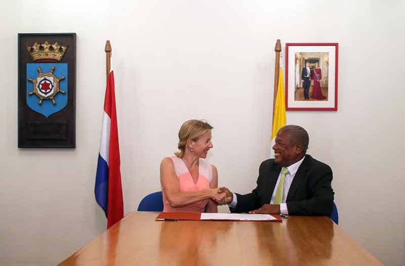 Signing of the agreement to ban single-use plastics on Bonaire. Signing of the agreement to ban single-use plastics on Bonaire.
